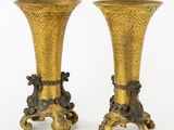 paire de vases anciens en laiton ornés de têtes de lion, sur socles