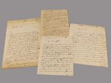 un lot de trois vieux papiers comportant des inscriptions manuscrites