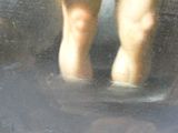 un tableau représentant les pieds d'une personne dans une flaque d'eau