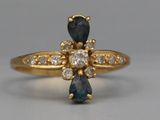 une image représentant une bague en or sertie de diamants bleus et blancs