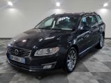 une photo d'un break Volvo noir garé dans un garage
