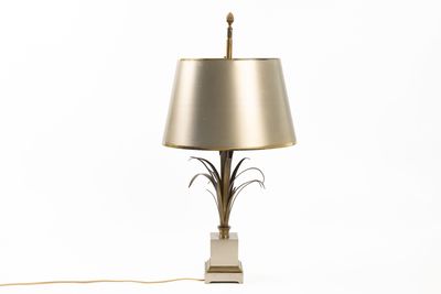 une lampe posée sur une table à côté d'une lampe