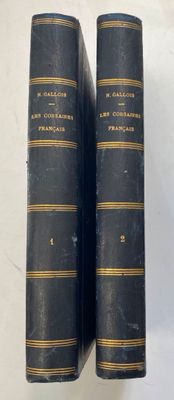 deux livres noirs posés l’un sur l’autre sur une surface blanche