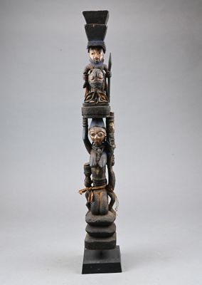 sculpture représentant un totem en bois sur lequel figurent trois personnages