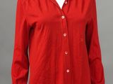 une chemise rouge pour femme sur un mannequin, un mannequin, un mannequin, un mannequin, un mannequin
