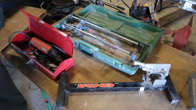 Accessoire pour malaxeur, carrelette en coffret, machine électriq...