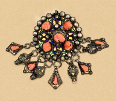 un gros plan sur une broche ornée de diverses breloques