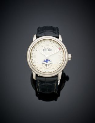 gros plan d'une montre sur une surface noire