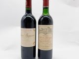 deux bouteilles de vin posées l'une à côté de l'autre sur une table