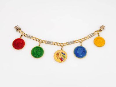 un gros plan sur un collier plaqué or orné de breloques de différentes couleurs