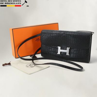 un sac à main noir orné d'un logo « h » argenté sur le devant