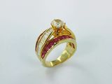 une bague en or jaune sertie de diamants roses et blancs