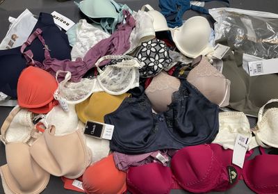 une pile de soutiens-gorge et de sous-vêtements posée sur une table
