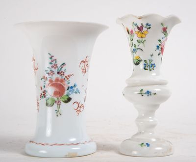 deux vases posés l'un à côté de l'autre sur une table