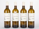 trois bouteilles de vin sont alignées sur une surface blanche
