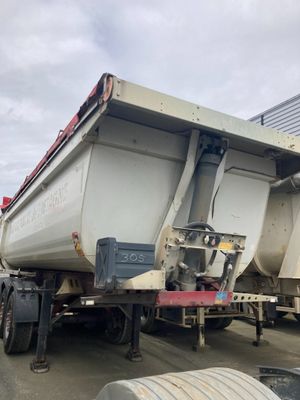 un gros camion blanc garé sur le parking