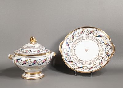 Deux assiettes en porcelaine et une soucoupe sont posées sur une table.