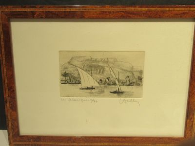 une photo d'une photo d'un bateau dans l'eau