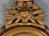 une horloge en or avec un cadran bleu et un décor en feuille d'or