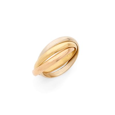une bague en or jaune 18 carats sertie de trois anneaux entrelacés