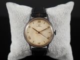un gros plan d'une montre-bracelet posée sur un oreiller
