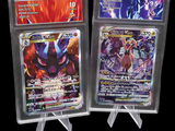 Deux cartes Pokémon sont présentées dans des pochettes en plastique sur un fond noir.