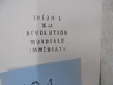 une photo d'une pancarte apposée sur la porte d'un immeuble