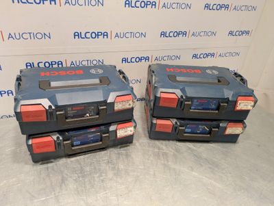 deux boîtes à outils bleues et rouges posées sur une table