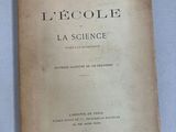 un vieux livre posé sur une table à côté d'une tasse de café