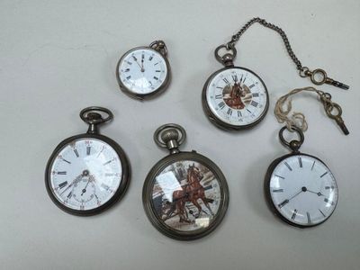 plusieurs types de montres de poche sont présentés sur une surface blanche