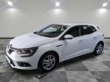 Une voiture blanche est garée sur un sol en carrelage à damier.