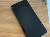 un gros plan d'un téléphone portable posé sur une table en bois
