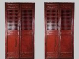 paire de portes chinoises anciennes en bois sculpté, ornées de panneaux ajourés