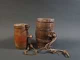 un tonneau en bois et une tasse en bois posés sur une table