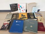 plusieurs livres posés ensemble sur une table