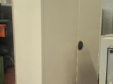 une photo d'une grande armoire blanche dans un entrepôt