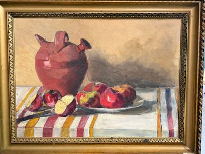 un tableau représentant des pommes et un vase posés sur une table