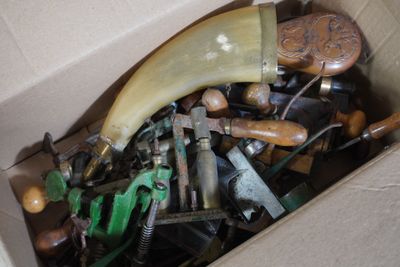 une boîte remplie d'outils, avec une banane dedans