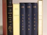 trois livres posés l'un sur l'autre, l'un à côté de l'autre