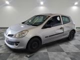 la photo d'une petite voiture argentée garée dans un garage