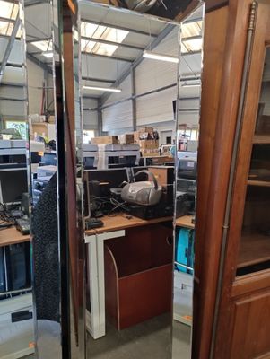 un grand miroir au milieu d'une pièce remplie de matériel informatique