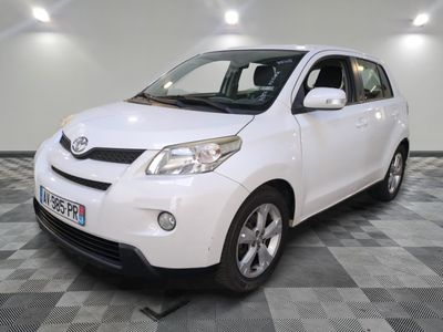 une photo d'une Toyota Yaris blanche garée dans un garage