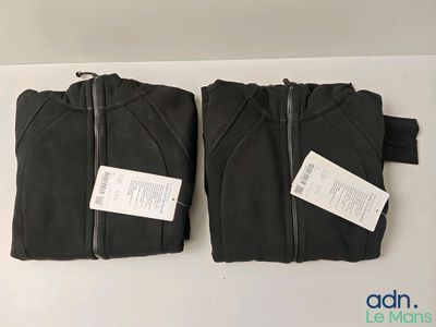 deux t-shirts noirs posés l'un sur l'autre sur une table