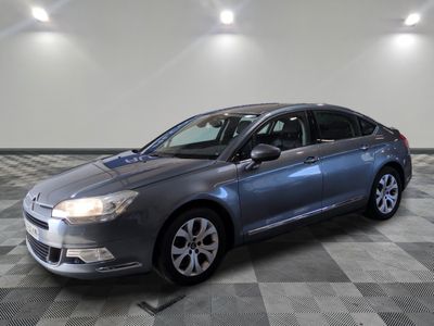 la photo d'une voiture garée dans un garage