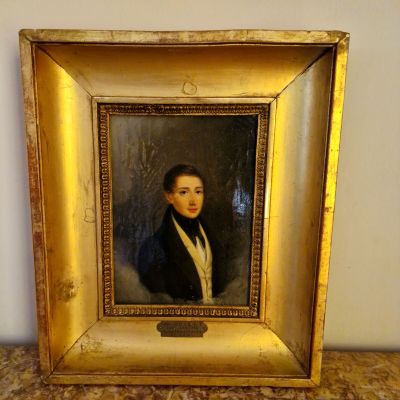 portrait d'un jeune homme en costume noir et chemise blanche