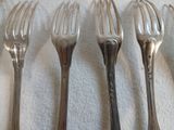 quatre fourchettes posées sur une table
