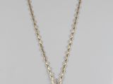 un collier en or orné d'une image représentant une femme