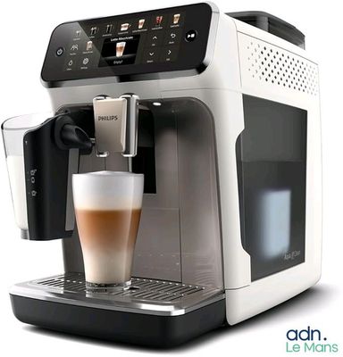 une image représentant une machine à café avec une tasse de café posée devant