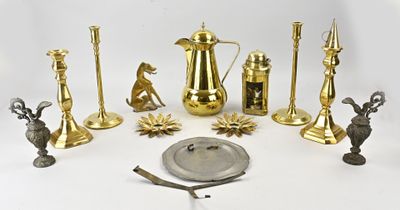 de nombreux objets en laiton posés sur une surface blanche