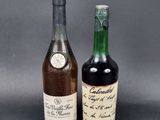 deux bouteilles de vin posées l'une à côté de l'autre sur une table